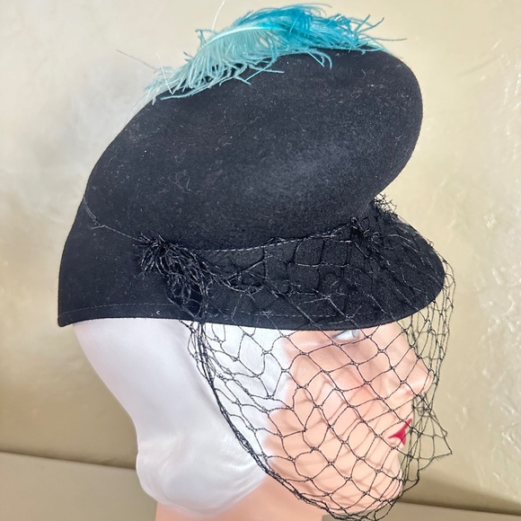 IMPRESSIVE 1940s\' BLACK FELT TILT HAT WITH AQUA FEATHER & BLACK VEIL main image 8